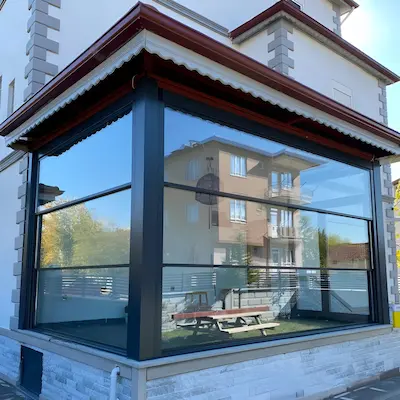 Terrace closure system with motorized guillotine-style glass SkyFlex from Limoncello Pergola